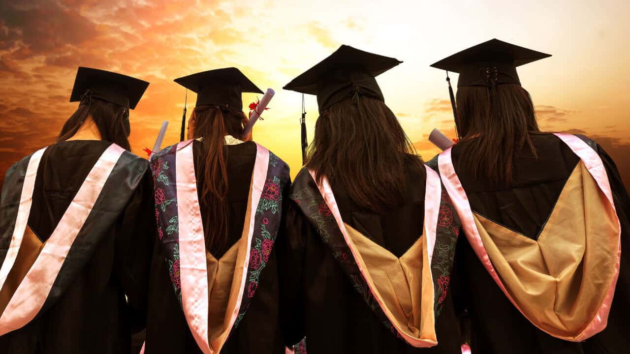 Mujeres graduándose