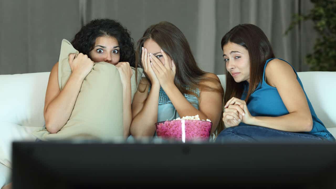 Chicas mirando televisión