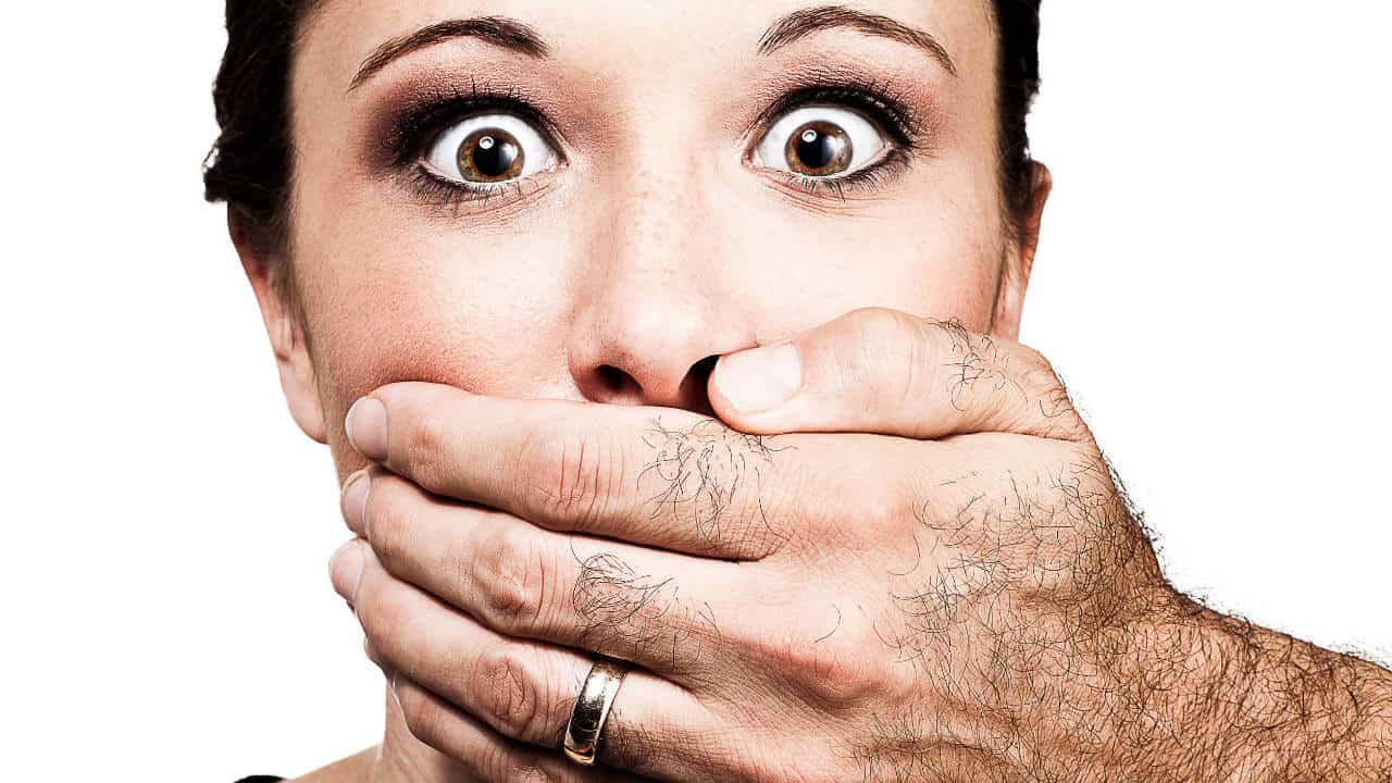 Mujer con boca tapada