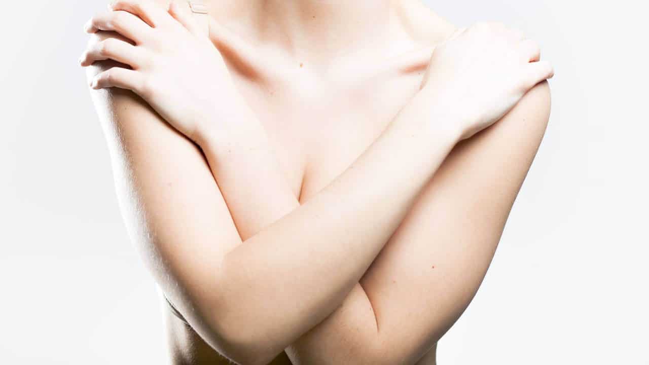 Mujer brazos cruzados