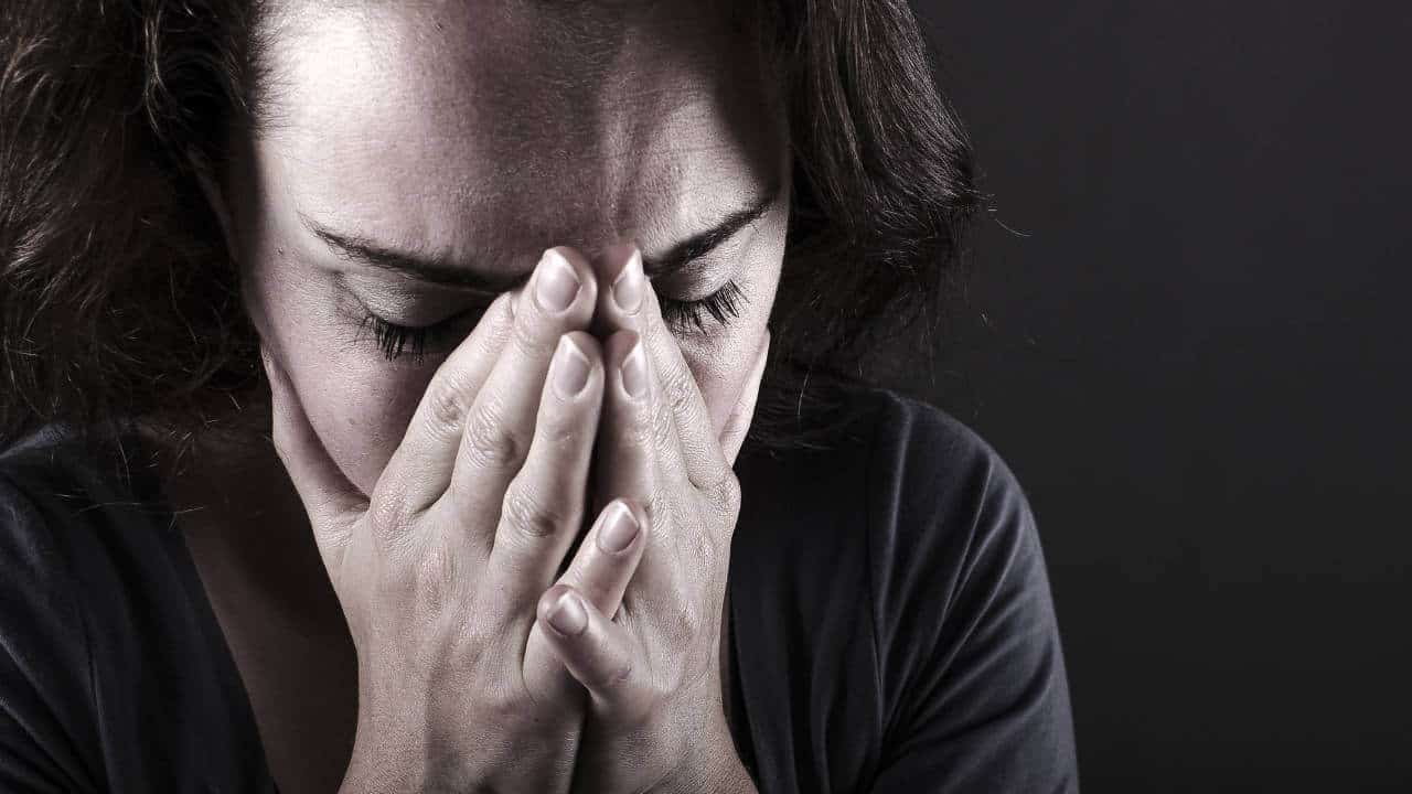 Mujer triste y llorando