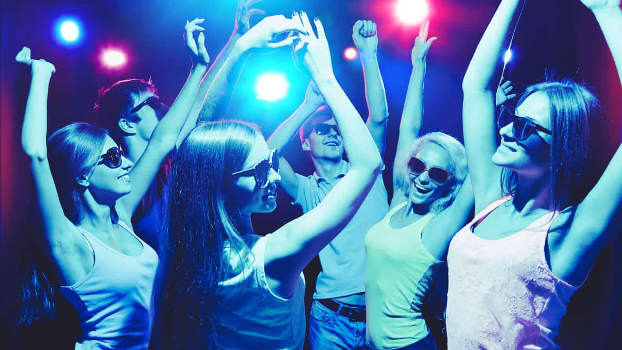 Chicas bailando en una fiesta