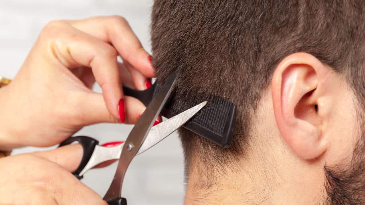 Hombre recortándose el cabelloHombre recortándose el cabello