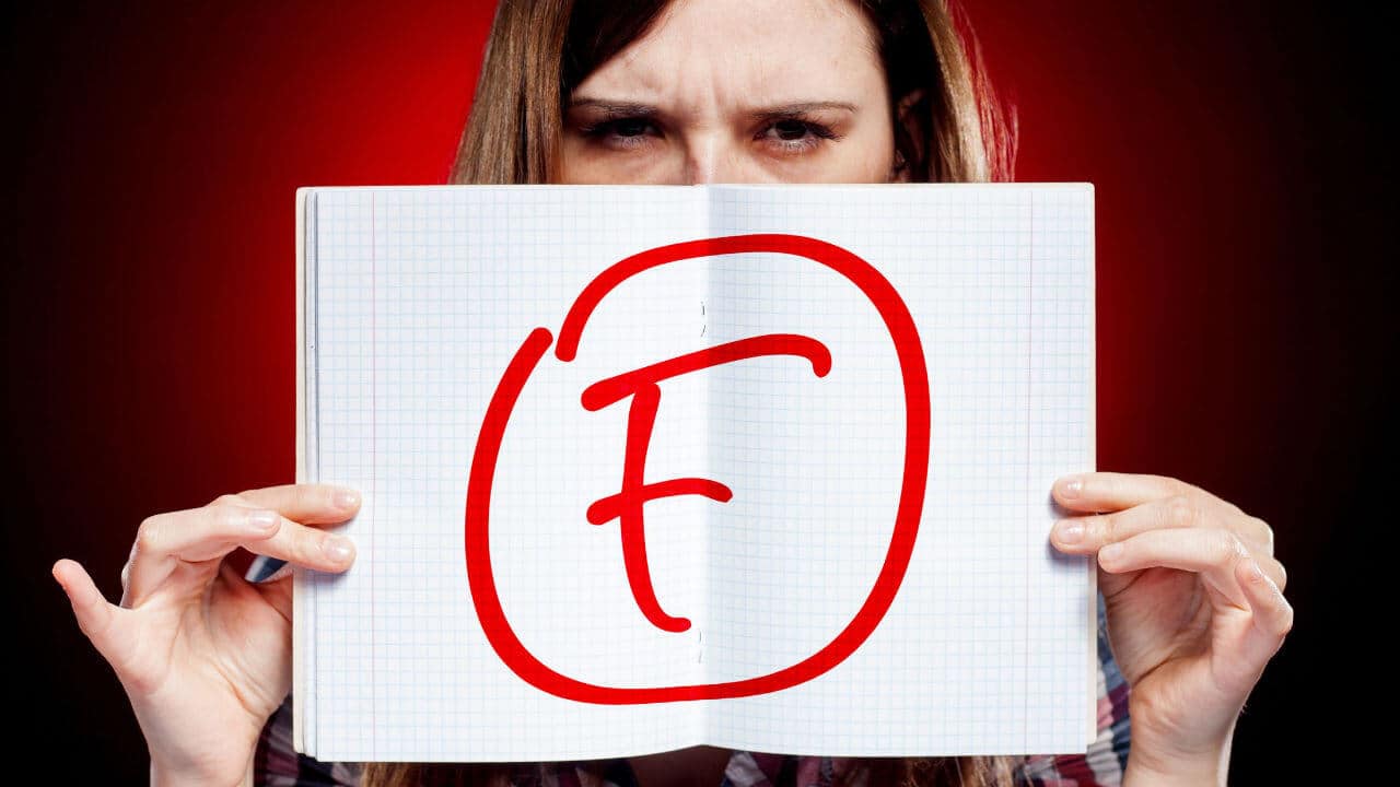 Mujer con malas calificaciones