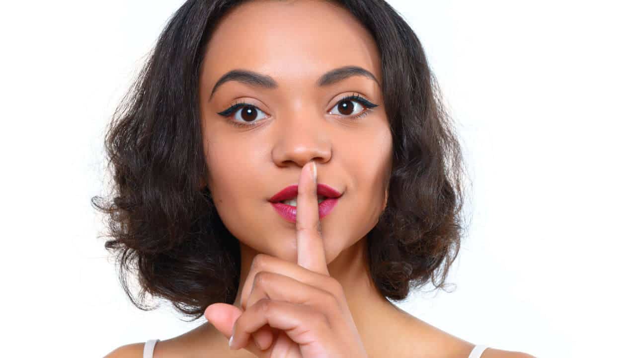 Mujer haciendo silencio