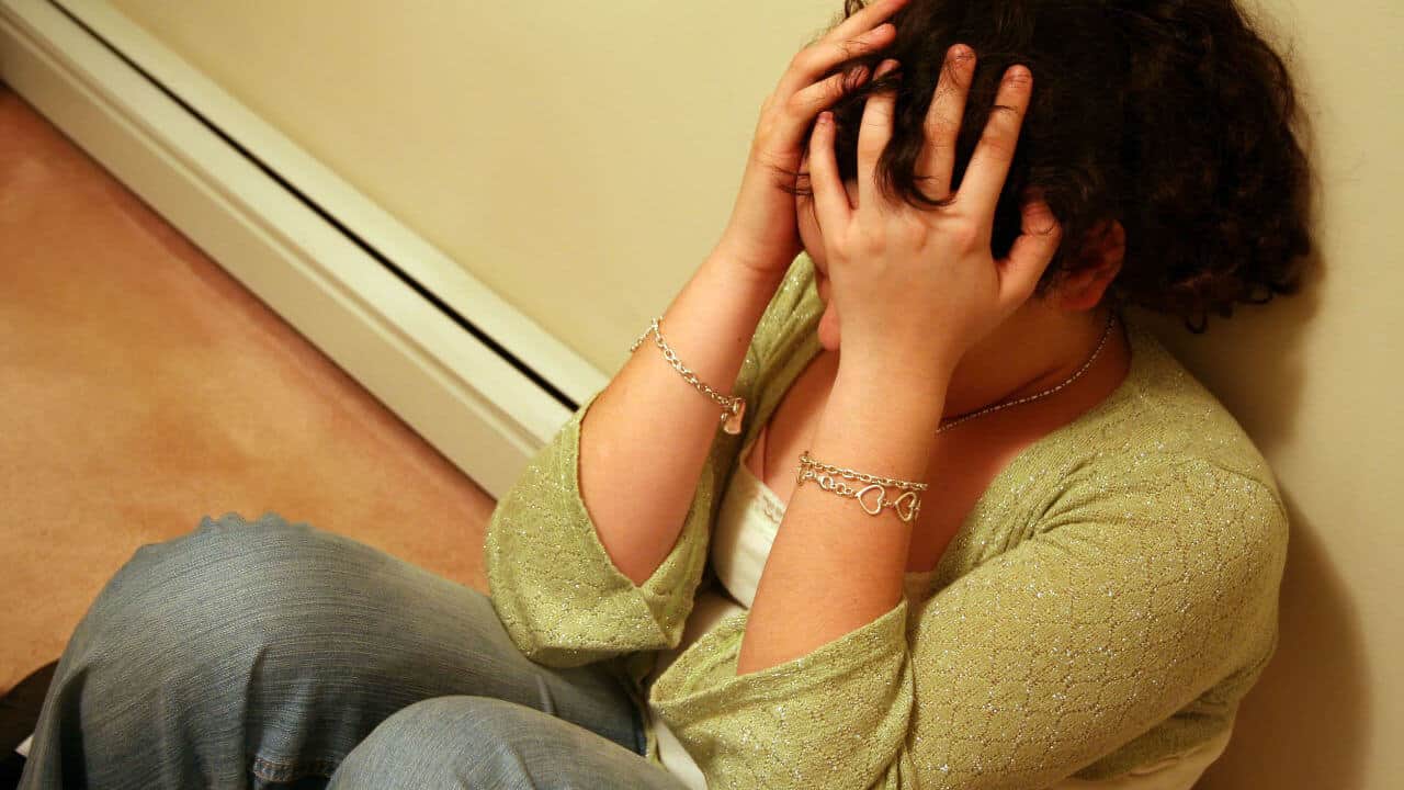 Mujer llorando triste