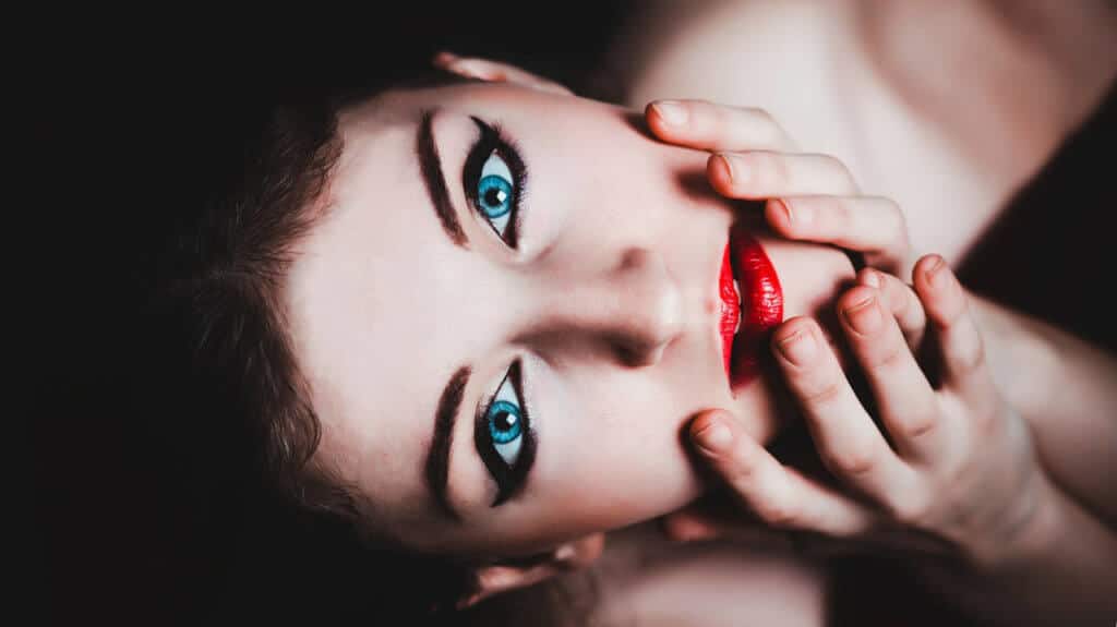 Mujer ojos azules