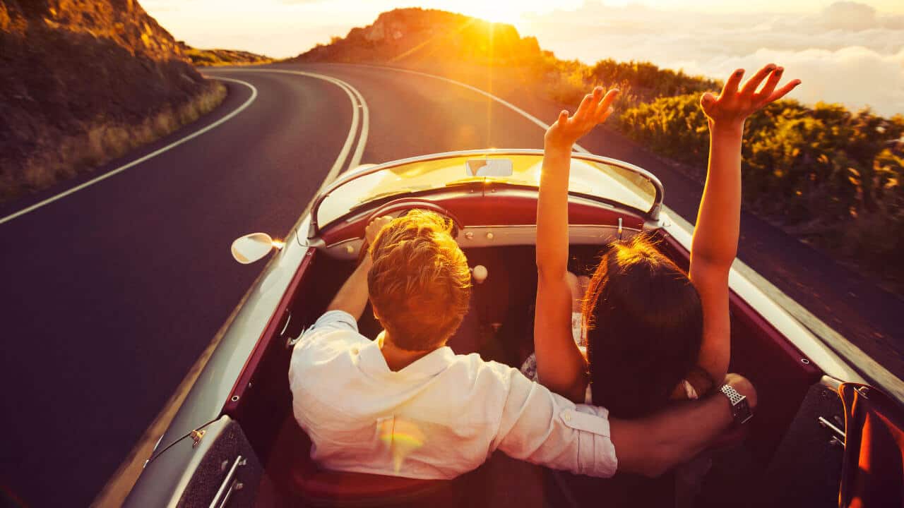 Pareja en la carretera