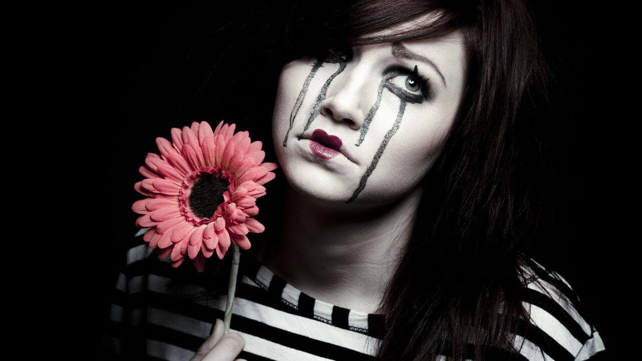 Una mujer payaso triste