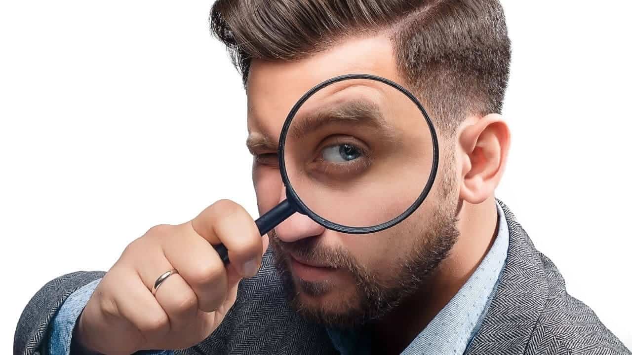 hombre mirando lupa