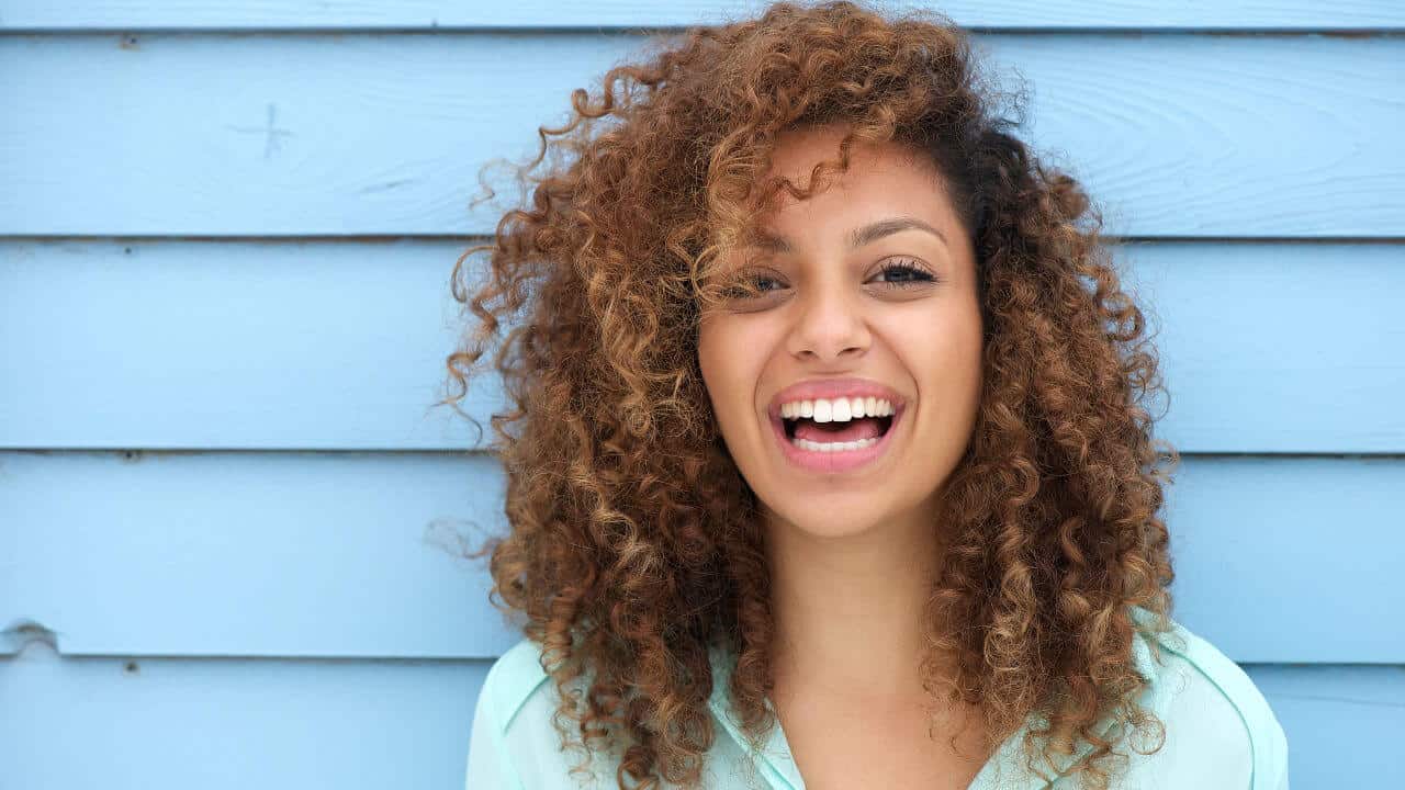 Mujer con pelo rubio sonriendo