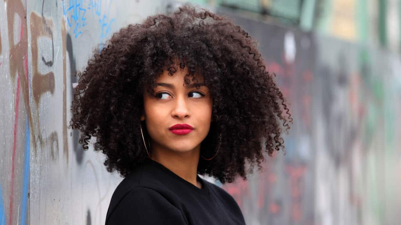 Mujer morena con pelo rizado